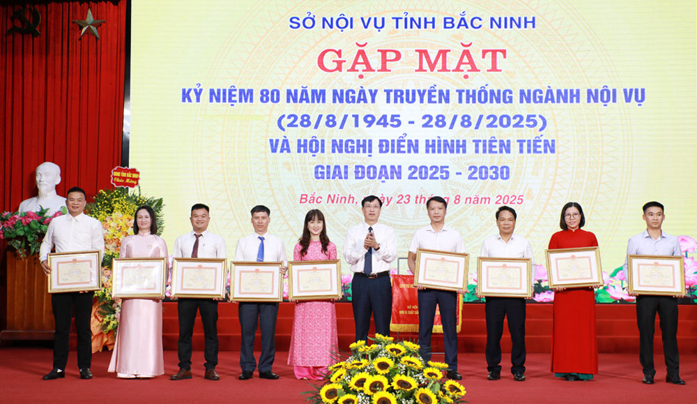 Đồng chí Vũ Mạnh Hùng, Giám đốc Sở Nội vụ trao Giấy khen cho các cá nhân tiêu biểu. Đồng chí Vũ Mạnh Hùng, Giám đốc Sở Nội vụ trao Giấy khen cho các cá nhân tiêu biểu.