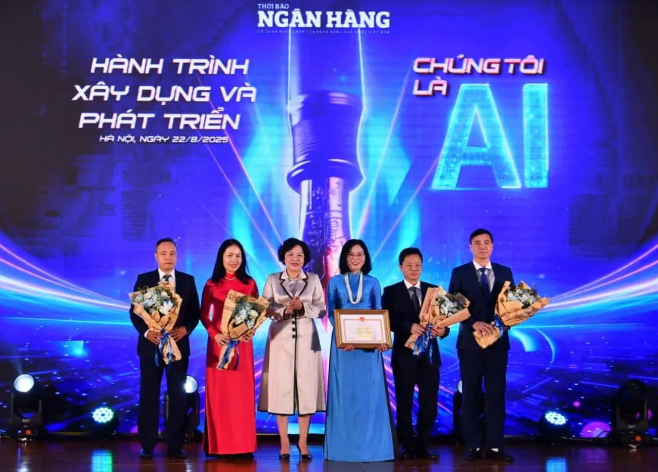 Đ/c Nguyễn Thị Hồng - Ủy viên Ban Chấp hành Trung ương Đảng, Bí thư Đảng ủy NHNN, Thống đốc NHNN Việt Nam (thứ 3 từ trái sang) trao Bằng khen và tặng hoa cho tập thể Thời báo Ngân hàng