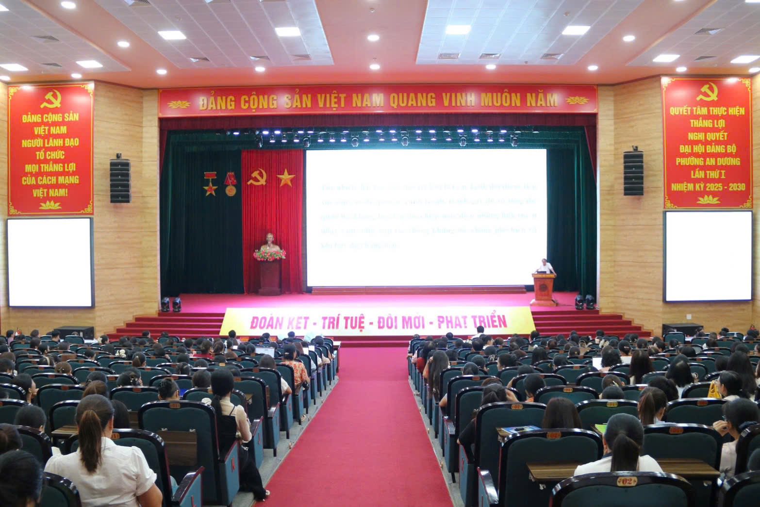 Quang cảnh hội nghị