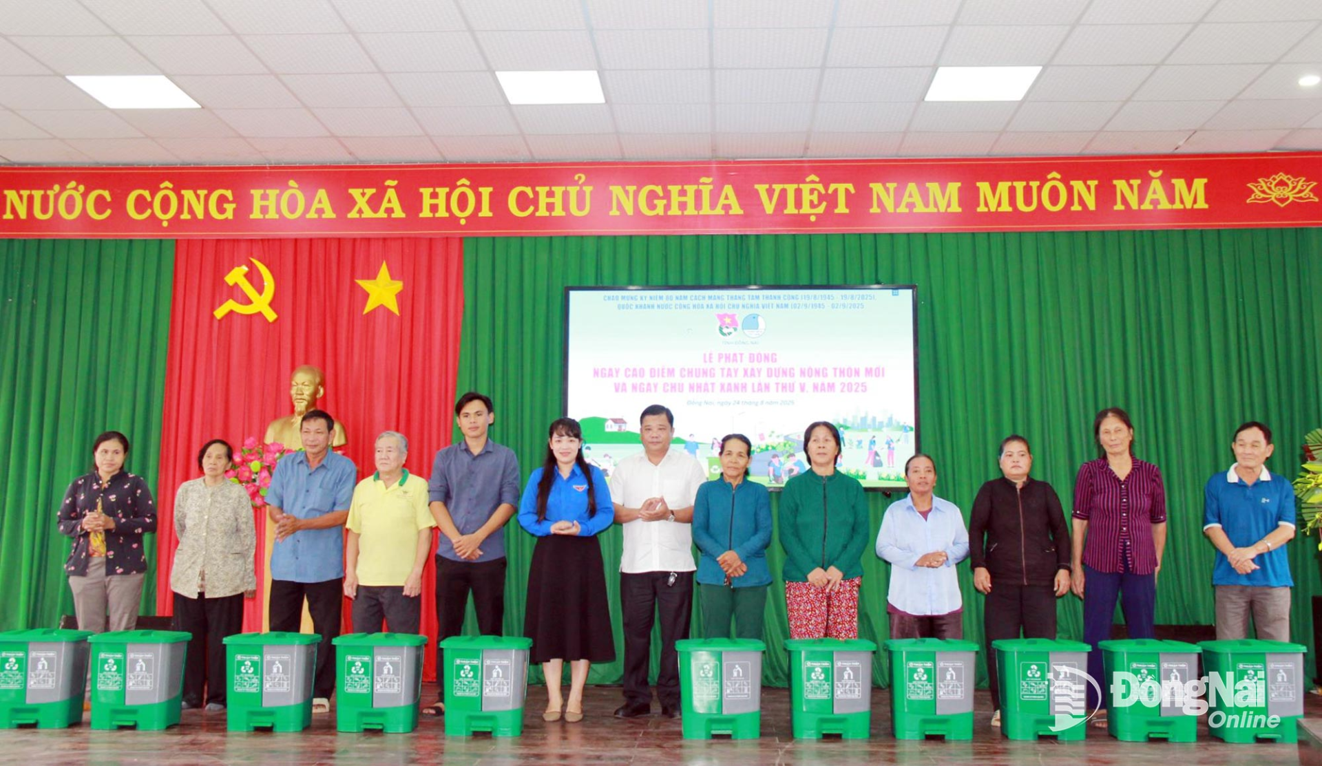 Phó Bí thư Tỉnh đoàn Đồng Nai Nguyễn Trần Phương Hà và Bí thư Đảng ủy, Chủ tịch HĐND xã La Ngà Trần Hữu Hạnh trao tặng thùng rác cho các hộ gia đình tại lễ ra quân. Ảnh: Nga Sơn