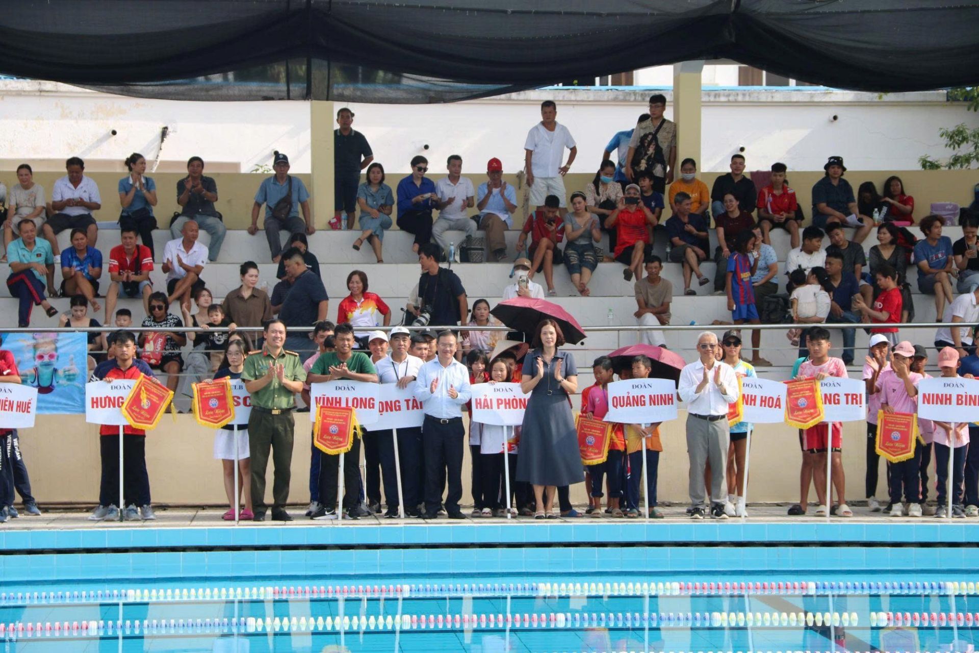 Ban tổ chức tặng cờ lưu niệm cho các đội