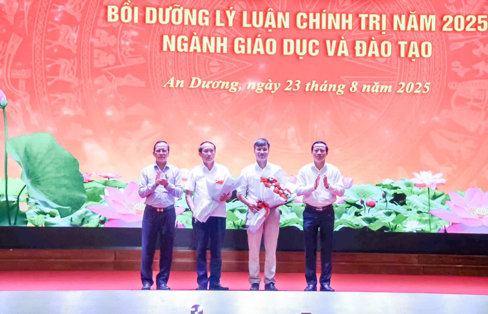 Lãnh đạo phường An Dương tặng hoa các báo cáo viên trực tiếp truyền đạt các nội dung Hội nghị