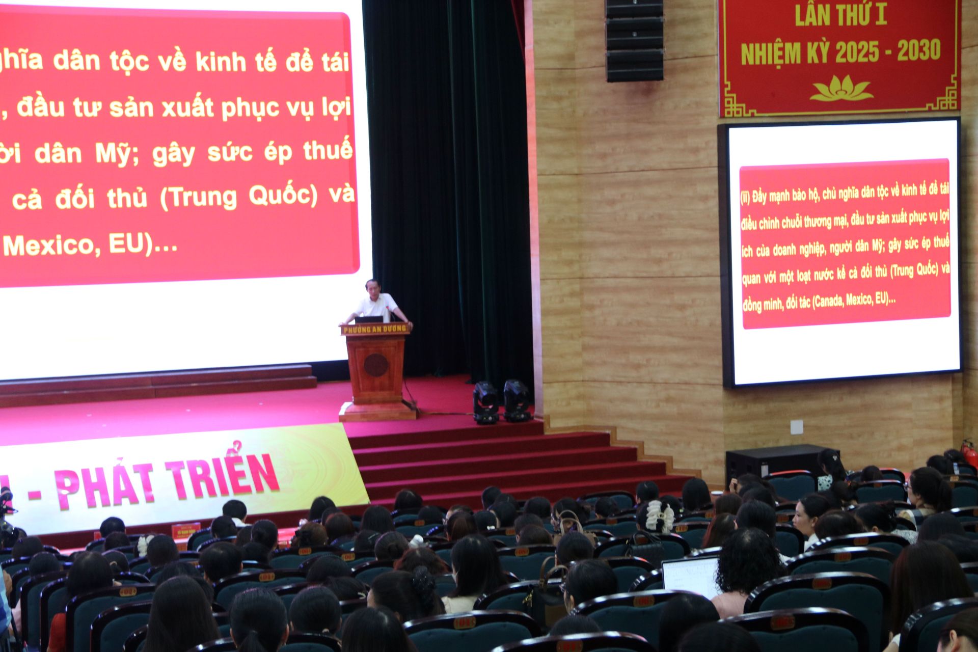 Nhà báo Văn Tiến Bằng, Phó vụ trưởng Vụ Thông tin - Đối ngoại, Ban Tuyên giáo và Dân vận Trung ương truyền đạt các nội dung tại Hội nghị