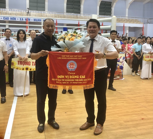 Ông Bùi Trung Hiếu (bên phải) nhận Cờ lưu niệm từ đại diện Cục TDTT Việt Nam và Liên đoàn Kickboxing Việt Nam. Ảnh: Viết Hiền Ông Bùi Trung Hiếu (bên phải) nhận Cờ lưu niệm từ đại diện Cục TDTT Việt Nam và Liên đoàn Kickboxing Việt Nam. Ảnh: Viết Hiền