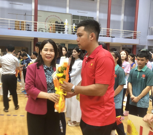 Bà Đỗ Thị Diệu Hạnh (bên trái) tặng hoa các đoàn tham dự giải. Ảnh: VH Bà Đỗ Thị Diệu Hạnh (bên trái) tặng hoa các đoàn tham dự giải. Ảnh: VH