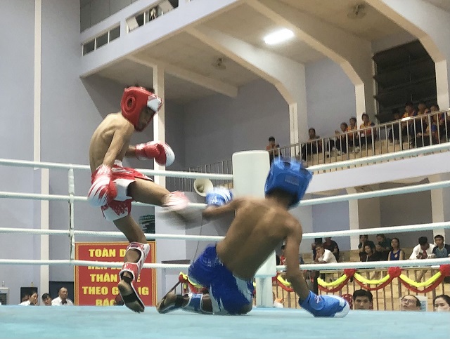 Những hình ảnh về một số trận đấu đầu tiên. Ảnh: Viết Hiền Những hình ảnh về một số trận đấu đầu tiên. Ảnh: Viết Hiền