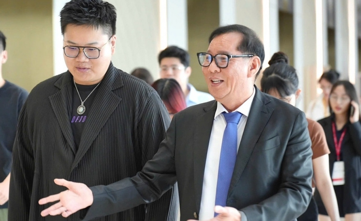 Ông Hu Tian Cheng - Chủ tịch HĐQT của Yuguang Tongchen (bên trái) cùng ông Trần Lệ Nguyên - CEO KIDO (bên phải)