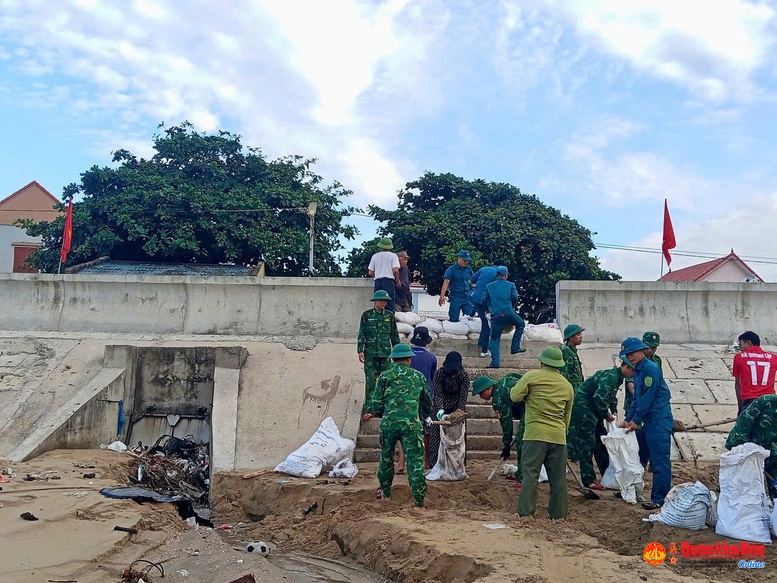 án bộ chiến sĩ Đồn Biên phòng Quỳnh Phương cùng cấp uỷ, chính quyền địa phương và Nhân dân địa phương tổ chức gia cố đê biển thuộc phường Tân Minh, phường Tân Mai, tỉnh Nghệ An.