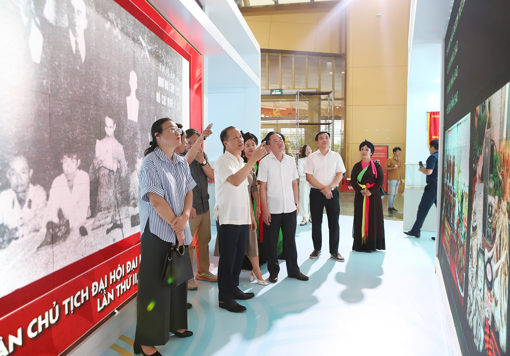 Đồng chí Mai Sơn, Phó Chủ tịch Thường trực UBND tỉnh (hàng đầu thứ 2 từ trái sang) kiểm tra tiến độ triển khai thực hiện gian trưng bày triển lãm văn hóa và thành tựu kinh tế - xã hội