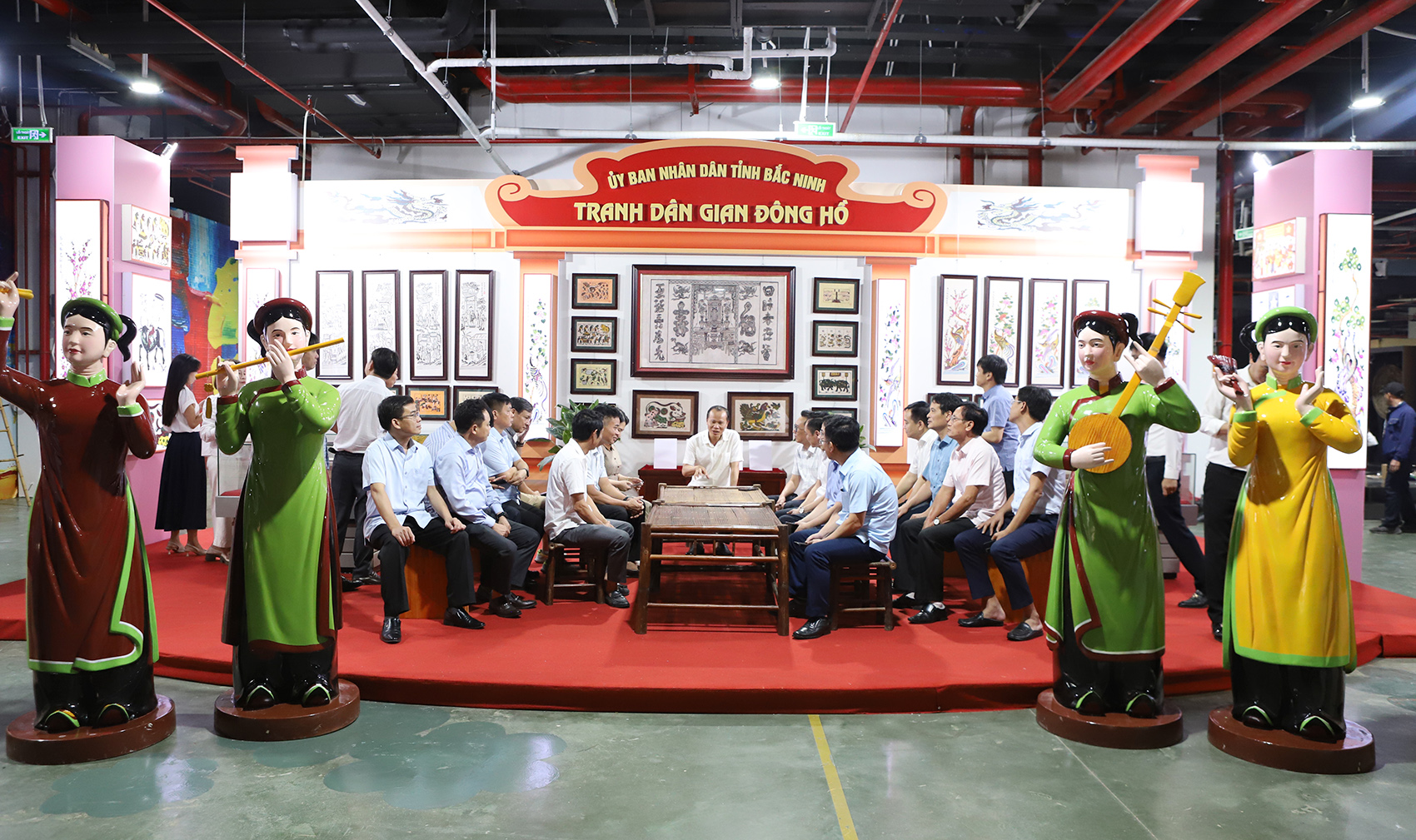 Đồng chí Mai Sơn trao đổi, đóng góp ý kiến về các nội dung triển lãm tại khu vực triển lãm văn hóa của Trung tâm Triểm lãm Quốc gia.