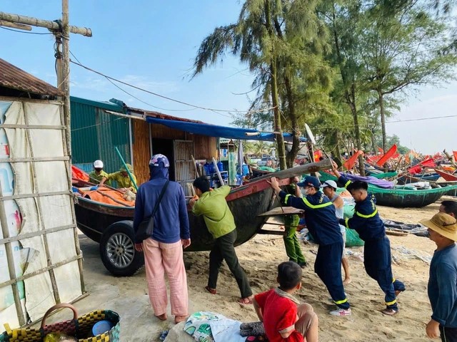 Cảnh sát PCCC và CNCH Công an tỉnh Thanh Hóa huy động lực lượng hỗ trợ nhân dân đưa thuyền lên bờ tránh bão.