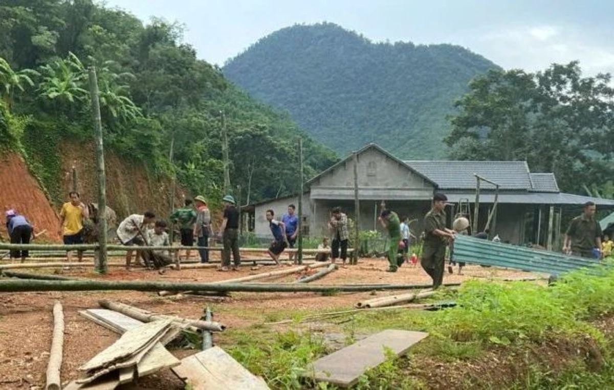 Lực lượng chức năng dựng lán để di dời khẩn cấp các hộ dân tại bản Muỗng đến nơi an toàn trước cơn bão số 3. Ảnh: Minh Hoàng