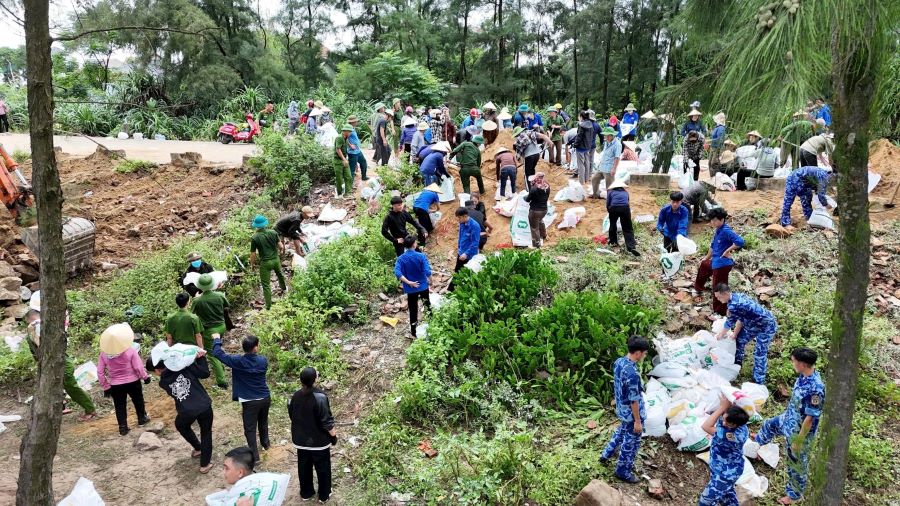 Hàng trăm cán bộ chiến sĩ các lực lượng cùng người dân gia cố lại tuyến kè xã Đan Hải.