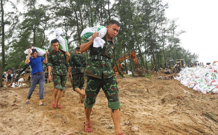 Hà Tĩnh khẩn trương gia cố đê biển trước bão số 5