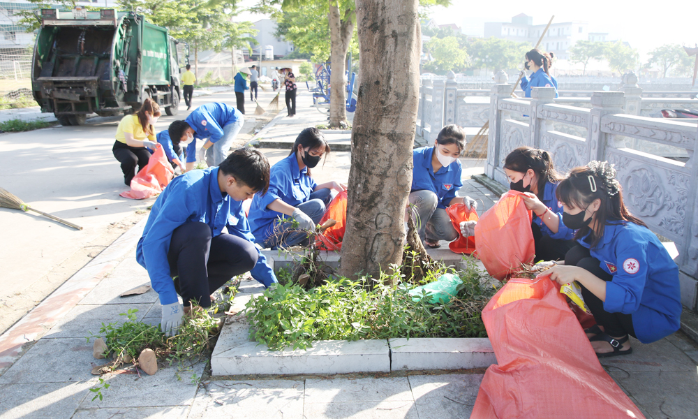 Giáo viên, học sinh Trường Trung học phổ thông Nguyễn Bỉnh Khiêm tham gia bảo vệ môi trường.