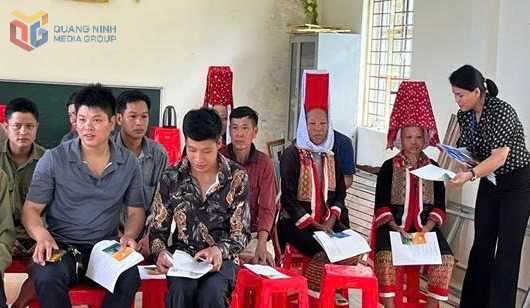 Phát tài liệu miễn phí cho người tham dự hội nghị trợ giúp pháp lý tại huyện Bình Liêu năm 2024.