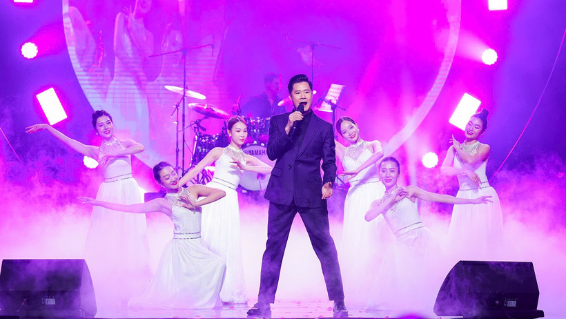 Ca sĩ Quang Dũng trong liveshow. (Ảnh: Ban tổ chức)