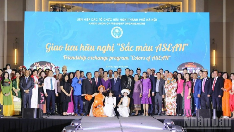 Các đại biểu tham dự chương trình giao lưu hữu nghị 