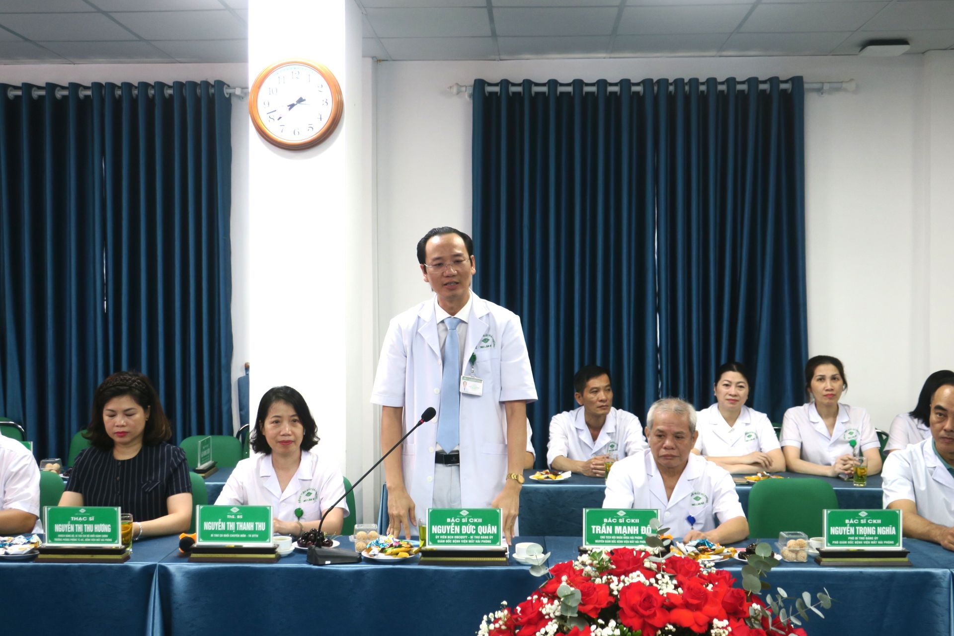 BSCKII Nguyễn Đức Quân, Giám đốc Bệnh viện Mắt Hải Phòng thông tin về các ca phẫu thuật.