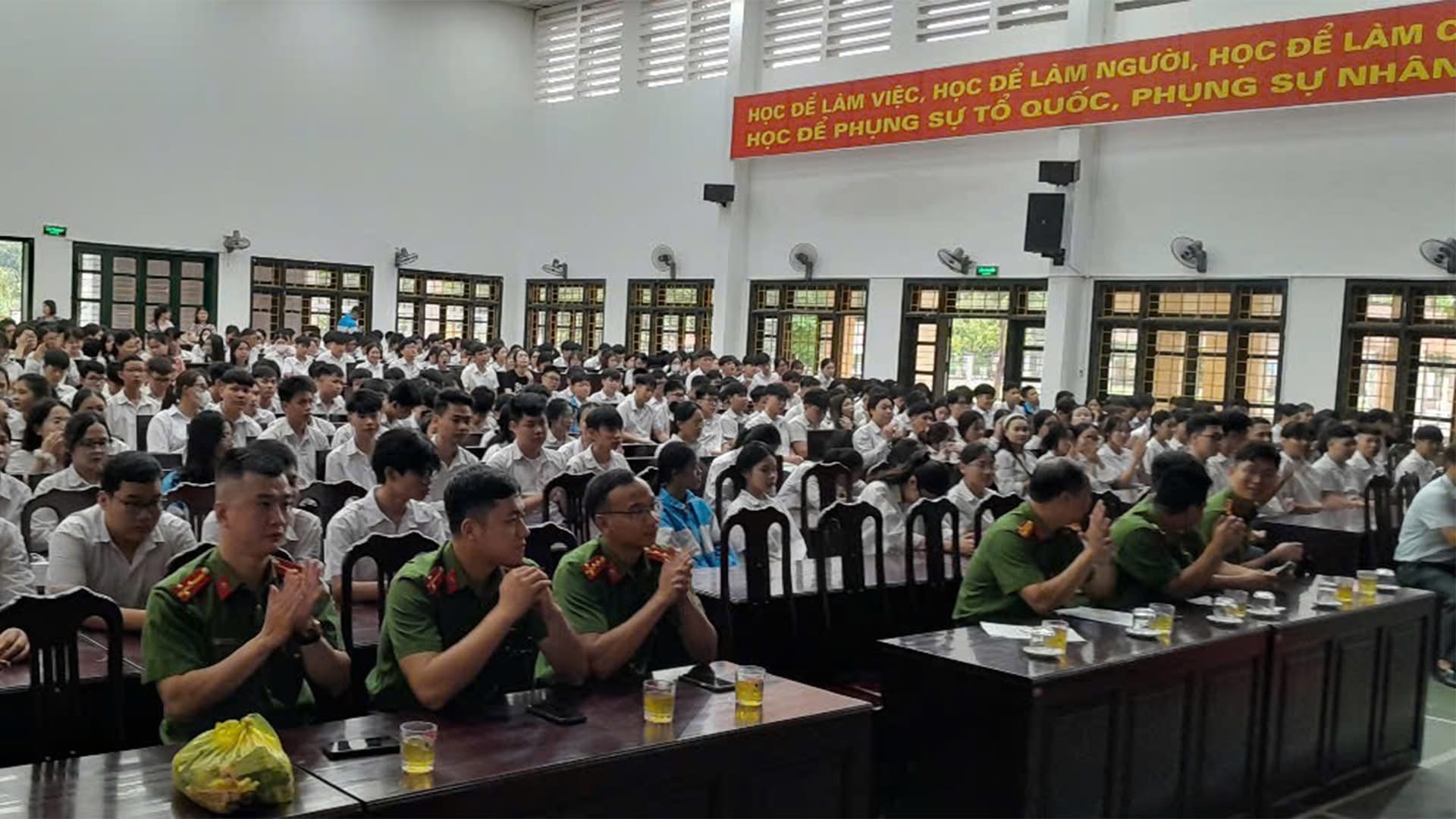 Công an Hải Phòng tuyên truyền pháp luật cho học sinh Trường THPT Phan Đăng Lưu
