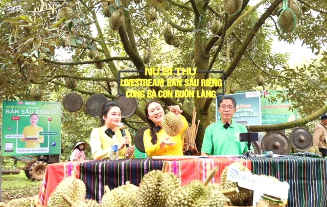 Nữ bí thư xã tham gia livestream, giúp nông dân bán hàng chục tấn thương hiệu sầu riêng