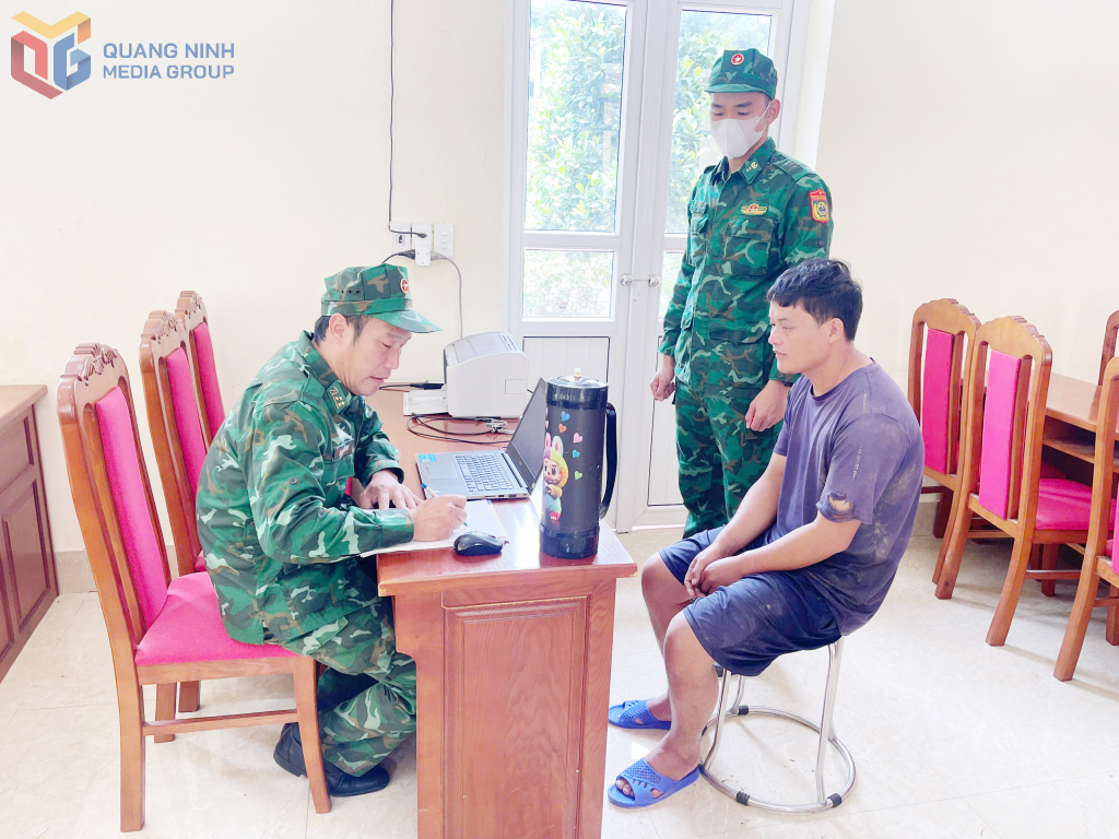 Cán bộ Đồn BPCK Hoành Mô lấy lời khai đối tượng Dường A Nhì.