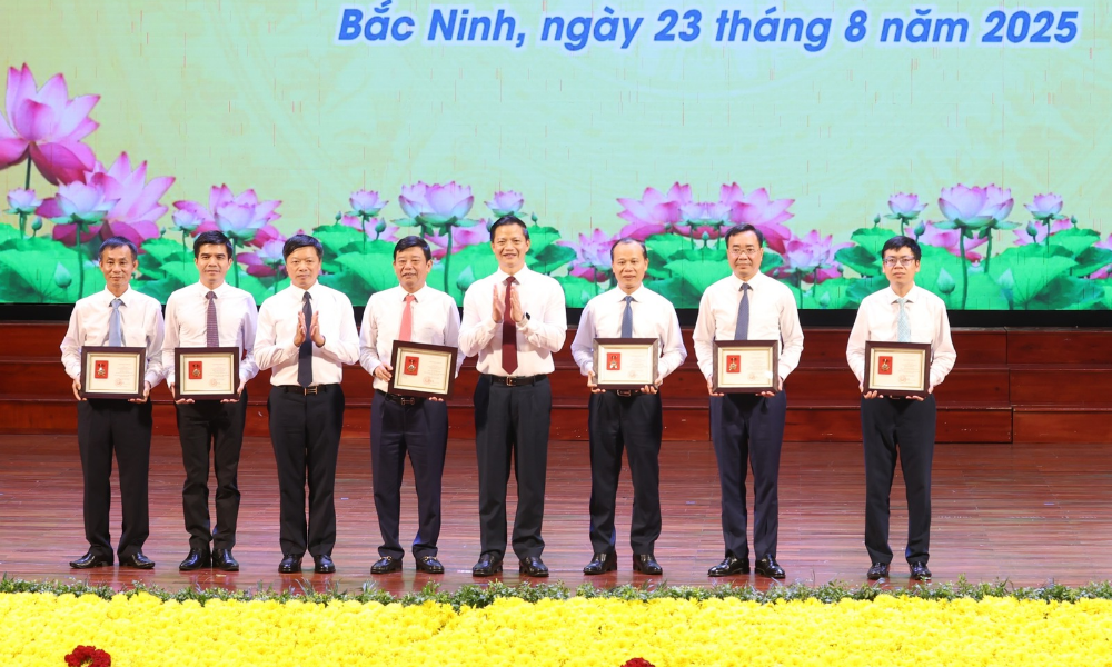 Thừa ủy quyền của Bộ trưởng, Chủ nhiệm Văn phòng Chính phủ, các đồng chí: Vương Quốc Tuấn, Đào Quang Khải trao kỷ niệm chương Vì sự nghiệp Văn phòng cho các cá nhân.