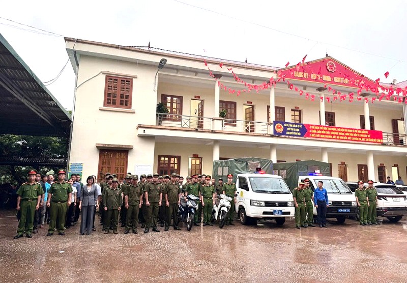 Các lực lượng tham gia diễu hành tại xã Lợi Bác