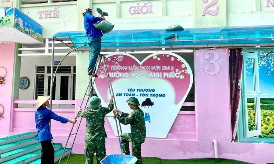 Lực lượng Bộ đội Biên phòng, đoàn thanh niên hỗ trợ Trường Mầm non Sơn Kim 2 chằng chống trường lớp.