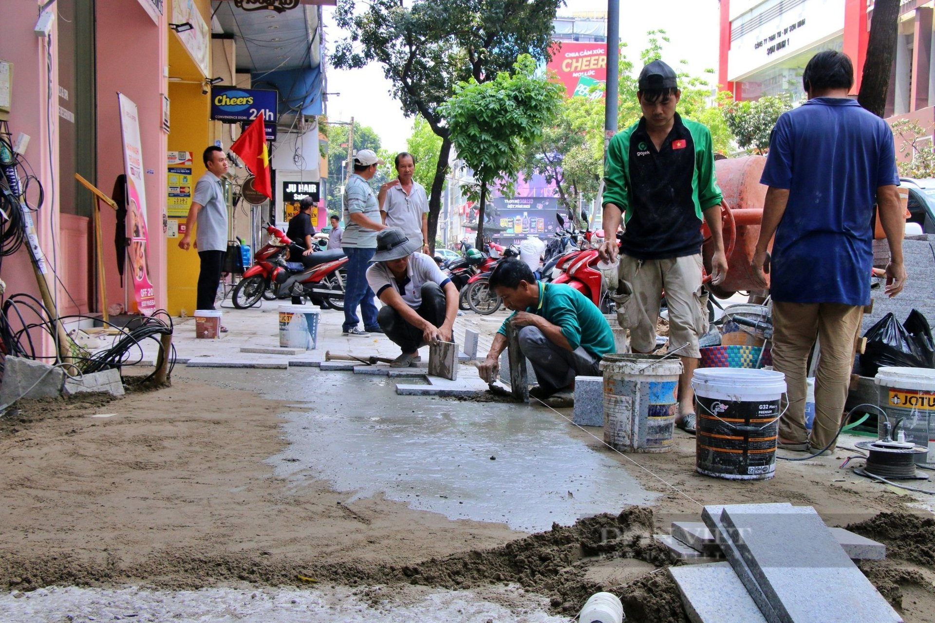 Một vỉa hè ở trung tâm TP. HCM được cải tạo Một vỉa hè ở trung tâm TP. HCM được cải tạo