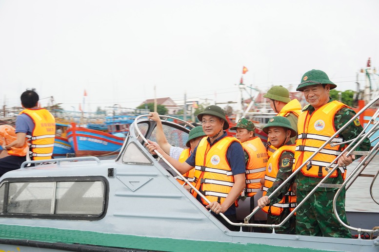 Bí thư Tỉnh ủy Lê Ngọc Quang kiểm tra công tác tránh trú bão tại Khu neo đậu tàu thuyền Nam Cửa Việt - Ảnh: Cổng TTĐT Quảng Trị