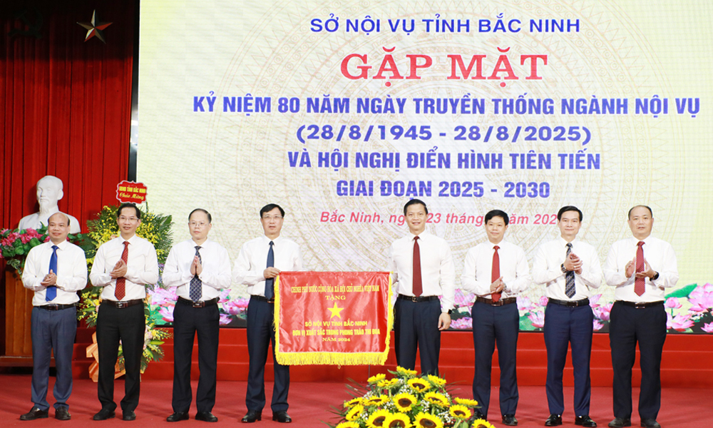 Đồng chí Vương Quốc Tuấn trao Cờ thi đua đơn vị xuất sắc năm 2024 của Chính phủ cho Sở Nội vụ. Đồng chí Vương Quốc Tuấn trao Cờ thi đua đơn vị xuất sắc năm 2024 của Chính phủ cho Sở Nội vụ.