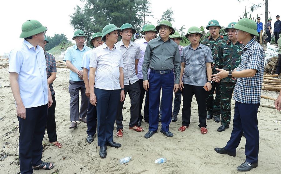 Chủ tịch UBND tỉnh Hà Tĩnh Võ Trọng Hải cùng đoàn công tác kiểm tra công tác phòng chống bão số 5.