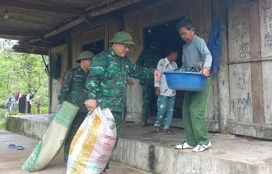 Lực lượng bộ đội hỗ trợ người dân tộc Chứt di dời đến vị trí an toàn.