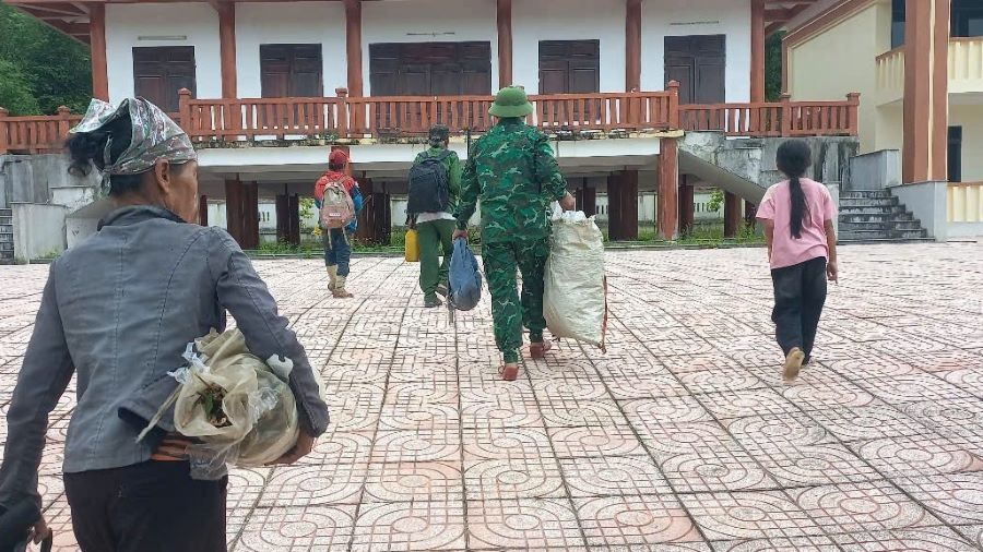 Người dân di chuyển đồ đạc lên nhà văn hóa cộng đồng bản Rào Tre.