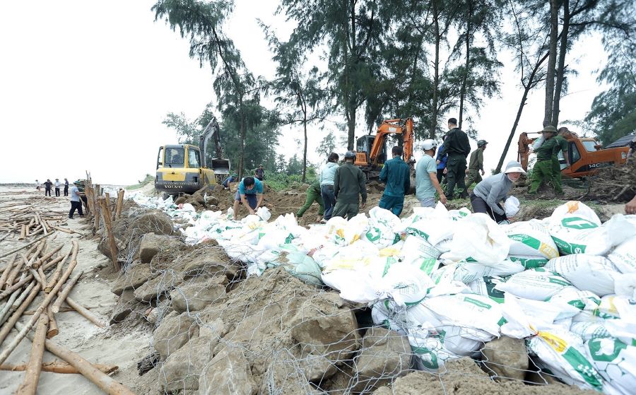 Chính quyền và nhân dân Hà Tĩnh đang khẩn trương triển khai các biện pháp phòng chống bão số 5.