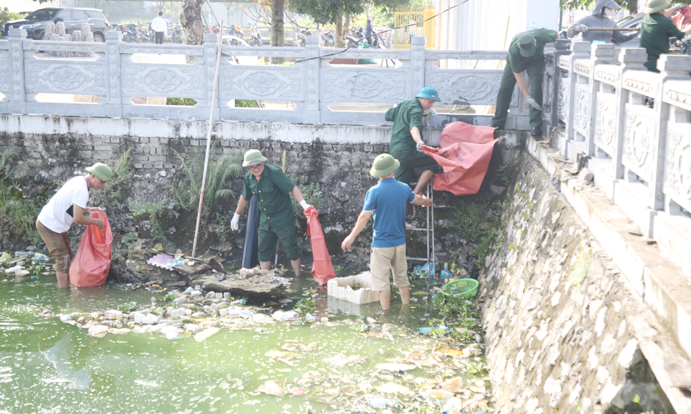 Cựu Chiến binh phường Nếnh thu gom rác thải tồn đọng tại ao hồ trên địa bàn tổ dân phố Ninh Khánh.