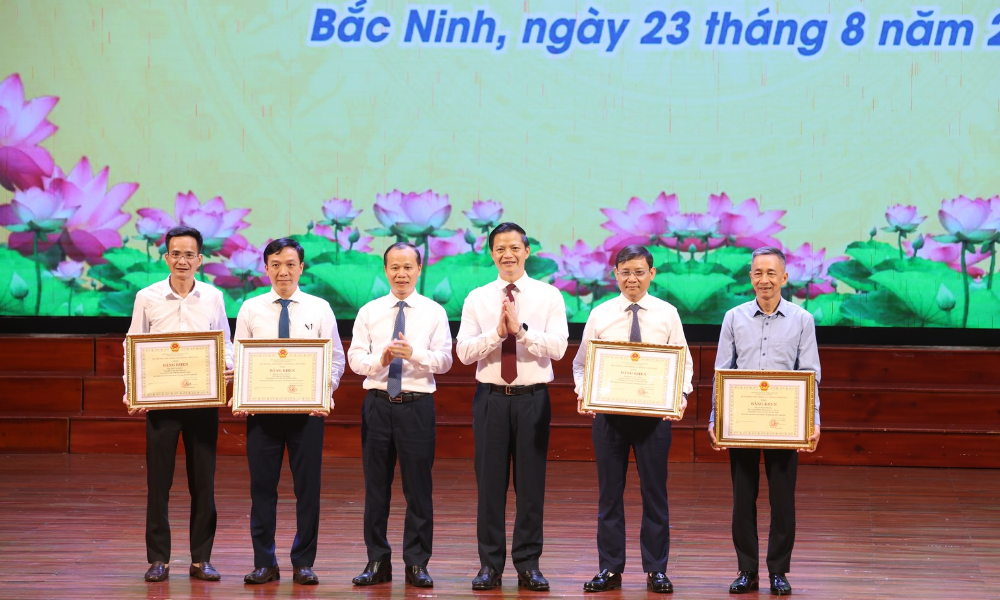 Thừa ủy quyền của Bộ trưởng, Chủ nhiệm Văn phòng Chính phủ, các đồng chí: Vương Quốc Tuấn, Mai Sơn trao Bằng khen cho các cá nhân.