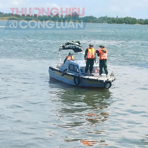 Đồn Biên phòng Cửa khẩu cảng Cửa Việt, tỉnh Quảng Trị kêu gọi tàu thuyền vào bờ.