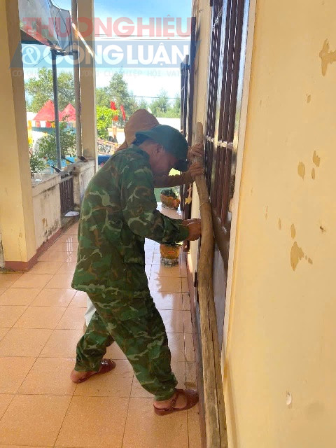 Đồn Biên phòng Cửa khẩu cảng Cửa Việt, tỉnh Quảng Trị hỗ trợ người dân.