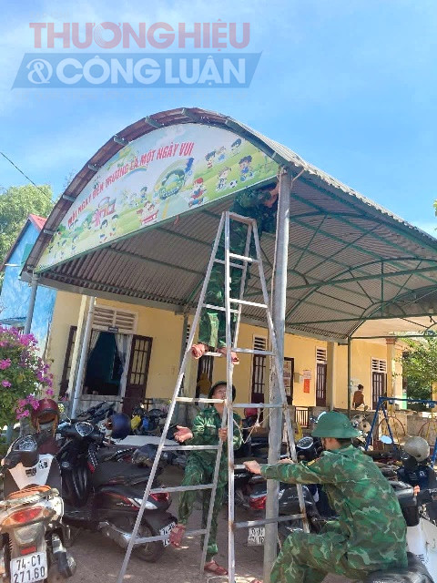 Đồn Biên phòng Cửa khẩu cảng Cửa Việt, tỉnh Quảng Trị chèn chống tránh bão.