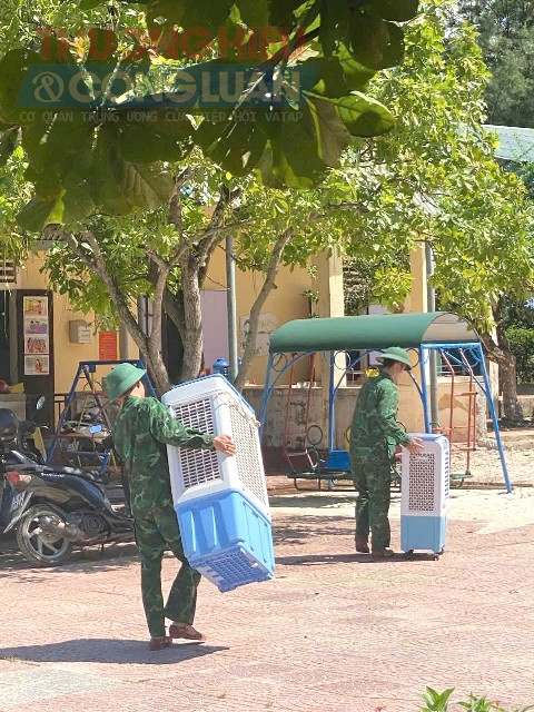 Đồn Biên phòng Cửa khẩu cảng Cửa Việt, tỉnh Quảng Trị kêu hỗ trợ người dân di dời.