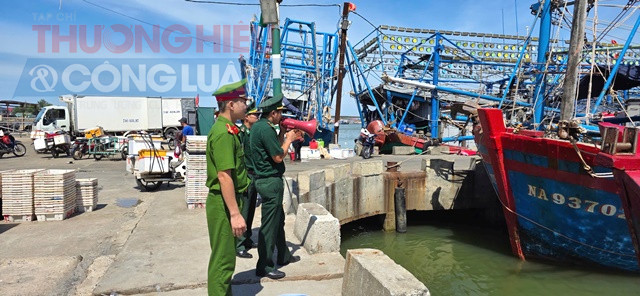 Đồn Biên phòng Cửa khẩu cảng Cửa Việt, tỉnh Quảng Trị kêu gọi tàu thuyền vào bờ.