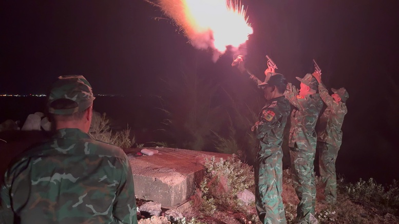 Bộ đội Biên phòng TP. Đà Nẵng bắn pháo hiệu cảnh báo bão số 5.