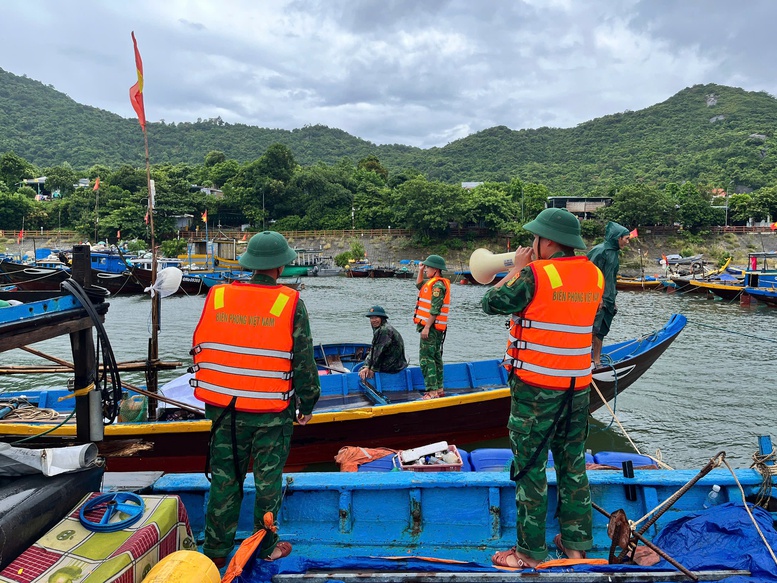 Đồn Biên phòng Cù lao Chàm tuyên truyền, hướng dẫn ngư dân neo đậu tàu thuyền tại Âu thuyền Cù lao Chàm.