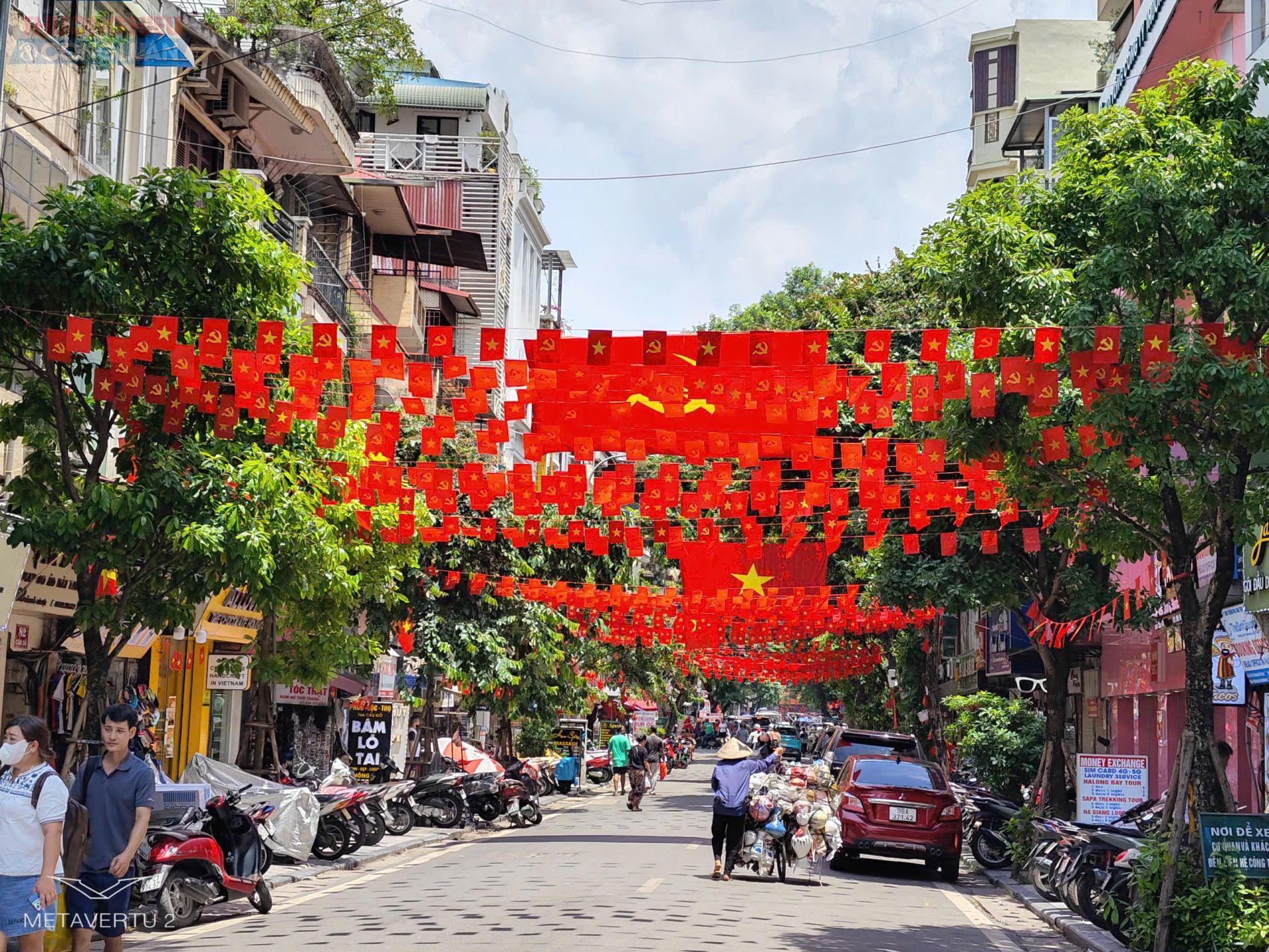 Bên cạnh công trình đặc biệt này, nhiều tuyến phố trung tâm Hà Nội cũng được trang hoàng rực rỡ. Hệ thống pano, áp phích, băng rôn, cờ hoa được treo khắp các trục đường lớn, tạo nên bầu không khí trang trọng, tươi vui chào mừng ngày Quốc khánh.