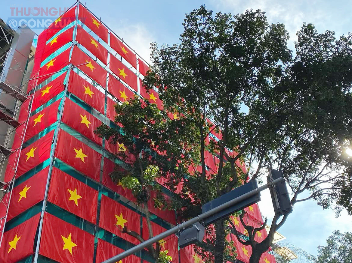 Dù đang trong giai đoạn sửa chữa, công trình vẫn trở thành điểm nhấn thị giác, mang lại cảm giác trang trọng và thiêng liêng trong những ngày cả nước hướng về lễ kỷ niệm trọng đại.