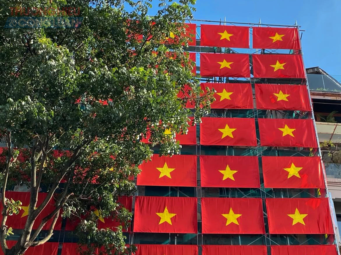 Nhiều người dân đi qua đường phải dừng lại chụp ảnh kỷ niệm.