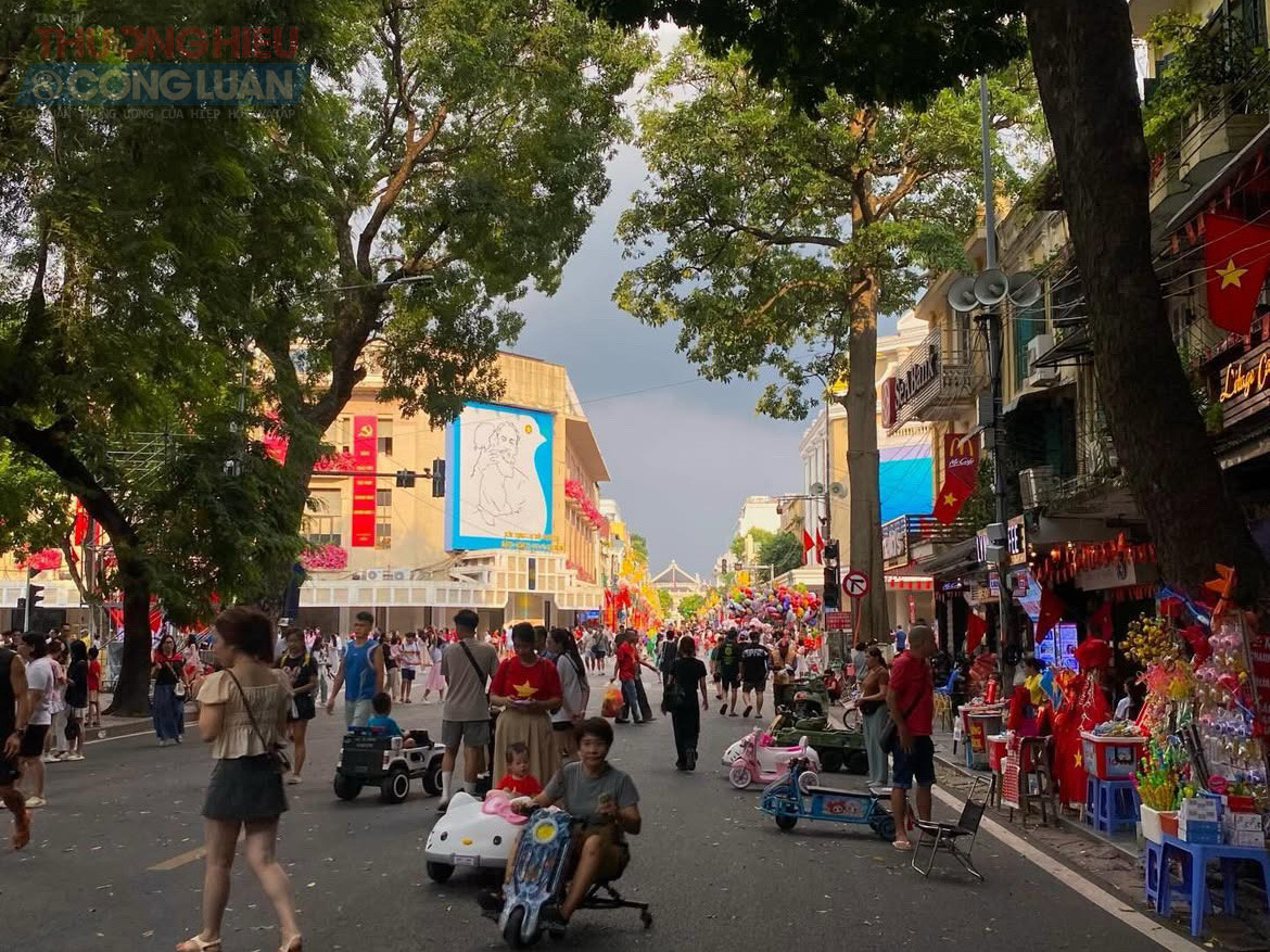 Bạn Minh Anh (Hoàn Kiếm, Hà Nội) chia sẻ: “Nhìn tòa nhà tràn ngập cờ Tổ quốc, tôi cảm thấy rất xúc động. Đây không chỉ là nơi chụp ảnh đẹp mà còn gợi nhắc về tinh thần đoàn kết, niềm tự hào dân tộc”.