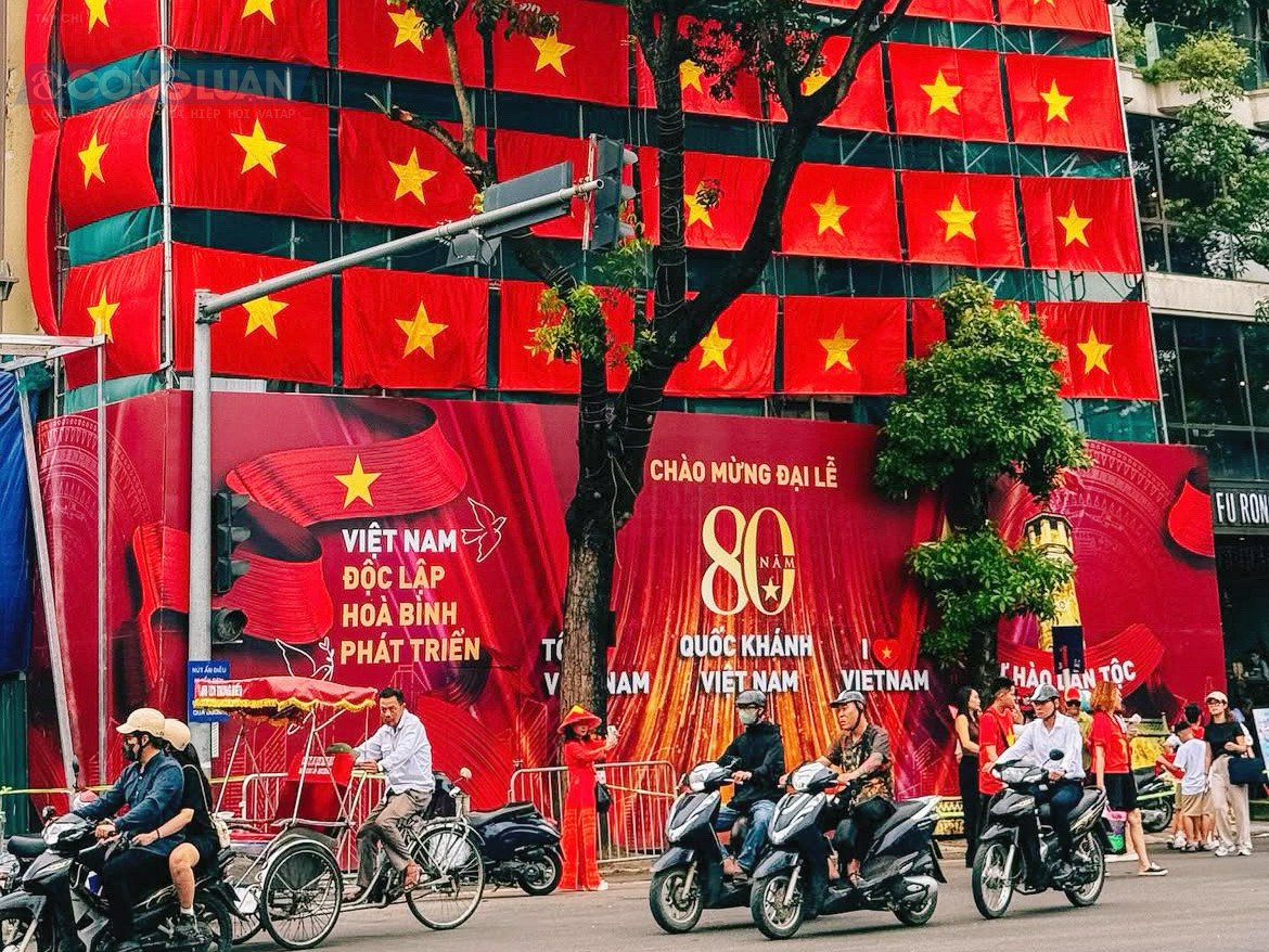 Phía dưới, tấm pano khổ lớn với dòng chữ “Chào mừng Đại lễ 80 năm Quốc khánh Việt Nam - Tự hào dân tộc” càng làm không gian thêm bừng sáng, gợi nhớ ngày 2/9/1945 lịch sử khi tại Quảng trường Ba Đình, Chủ tịch Hồ Chí Minh đọc Tuyên ngôn Độc lập, khai sinh nước Việt Nam Dân chủ Cộng hòa.
